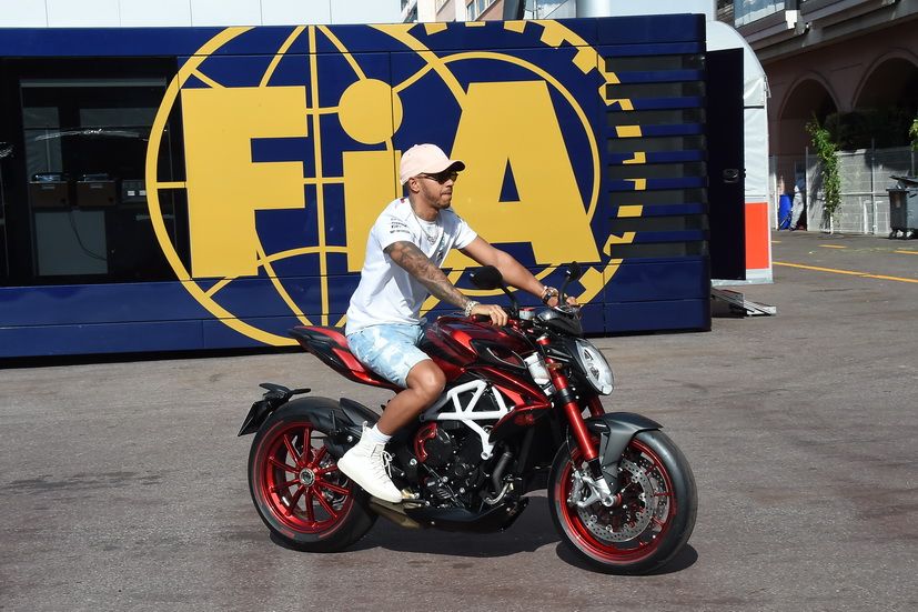 GP de Mónaco de F1: Hamilton va en moto al circuito