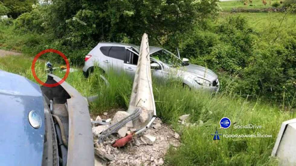 Choca, tira un poste... y éste cae sobre un coche radar camuflado de la DGT