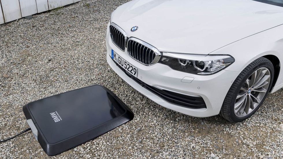 BMW lanza su primer sistema de carga eléctrica inalámbrica: cuesta 3.200 €