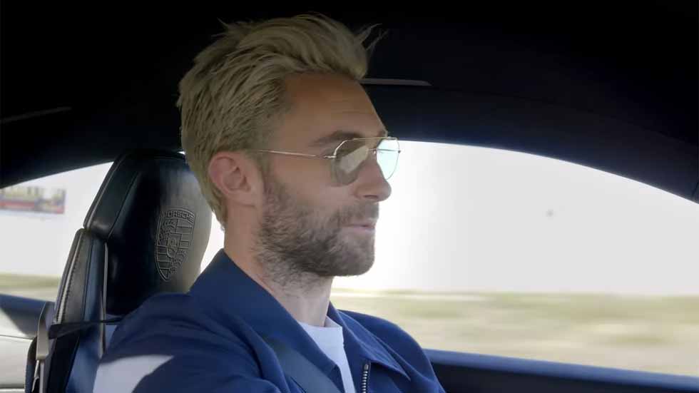 El cantante de Maroon 5, al volante del nuevo Porsche E Mission eléctrico (Vídeo)