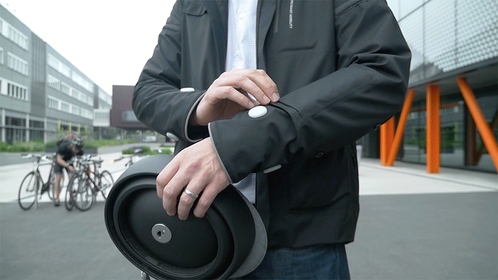 Así es la chaqueta inteligente de Ford que indica a los ciclistas cuándo deben girar