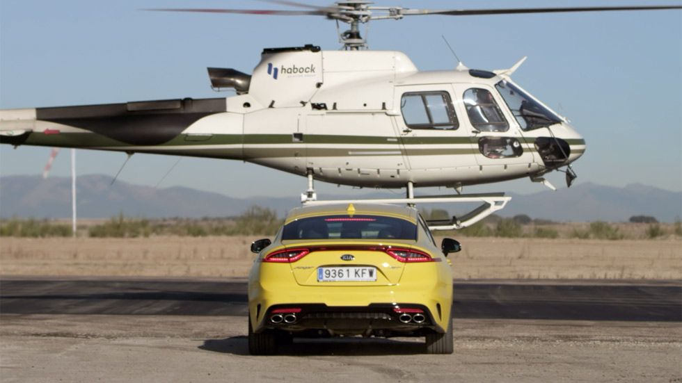 Kia Stinger GT vs Airbus Helicopter AS 355: el duelo está servido (VÍDEO)