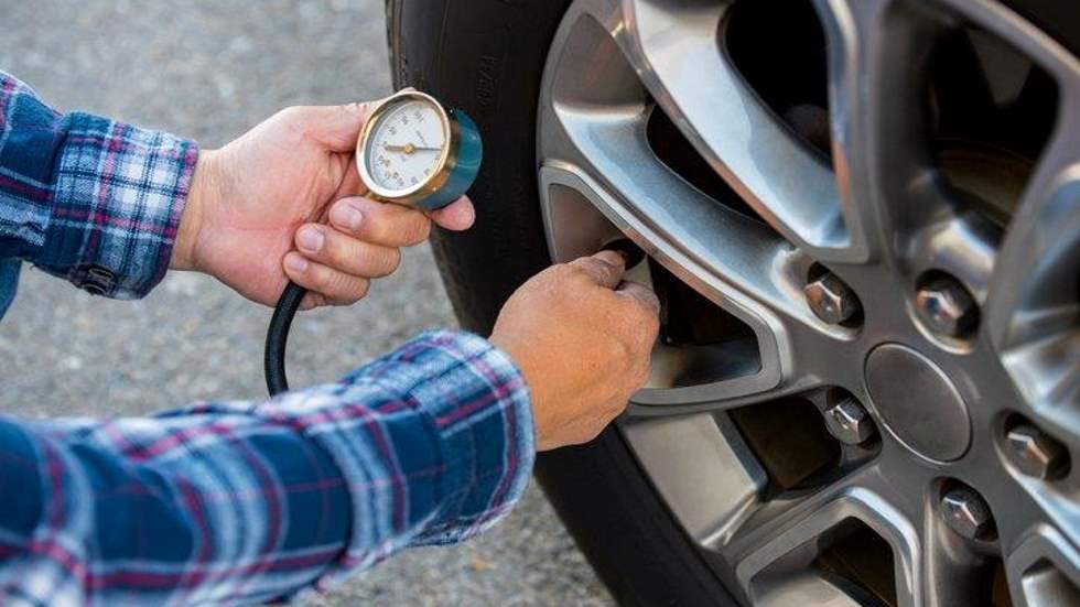 Cómo revisar los neumáticos de tu coche en solo 5 pasos: los consejos de la DGT