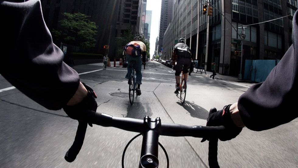Ciclistas que circulan en grupo y llegan a una rotonda: ¿quién tiene preferencia?