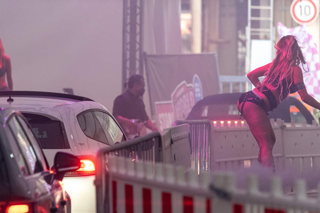 Estriptis desde el coche: la nueva normalidad llega a todas las actividades