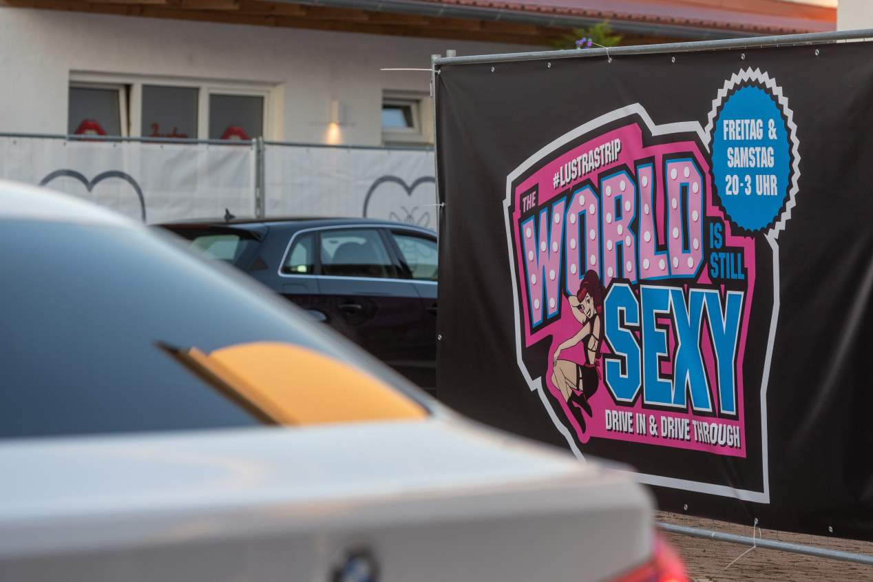 Estriptis desde el coche: la nueva normalidad llega a todas las actividades