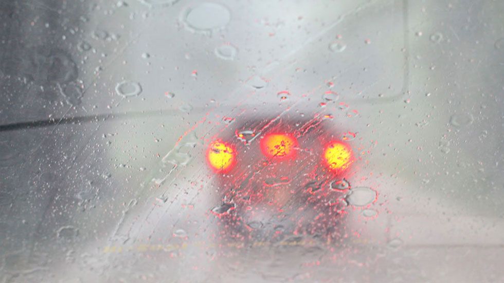 La Guardia Civil te explica cómo usar las luces del coche para las fuertes lluvias y tormentas de estos días