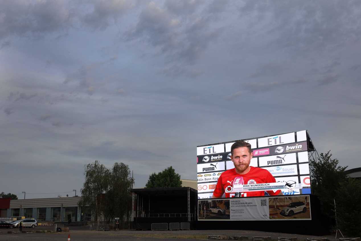 Fútbol desde el coche: la nueva realidad en tiempos de coronavirus