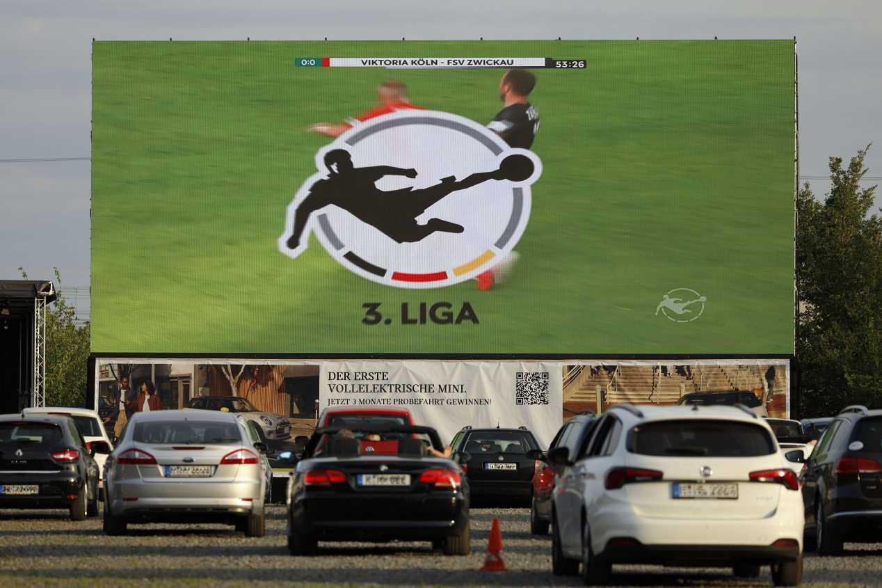 Fútbol desde el coche: la nueva realidad en tiempos de coronavirus