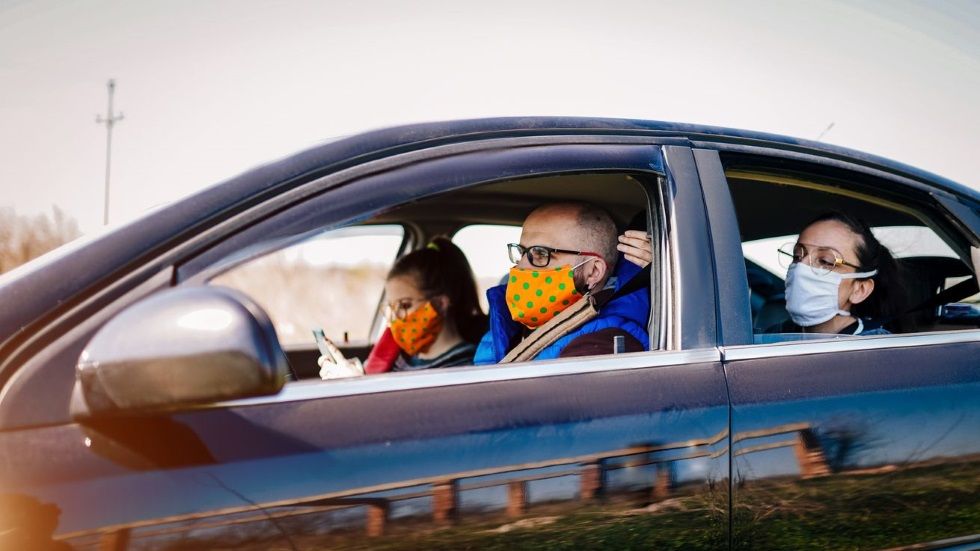 Cuántas personas exactamente pueden ir en ya en coche y transportes en las Fases 2 y 3