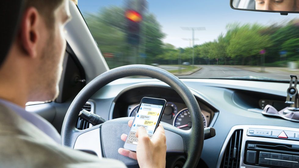 ¿Pueden multarte por usar el móvil al estar parado en un semáforo? ¿Y con el coche estacionado?