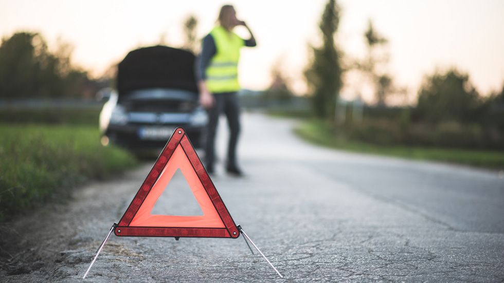 Así debes señalizar y parar ante una emergencia con el coche, según la DGT. Foto: iStock