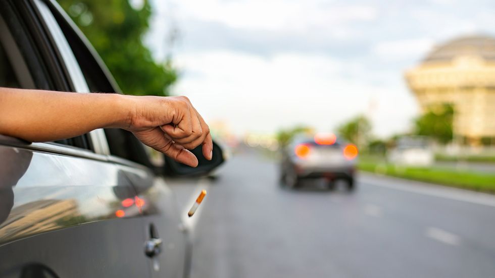 La DGT te recuerda qué multa te ponen por tirar un cigarrillo por la ventanilla. Foto: iStock