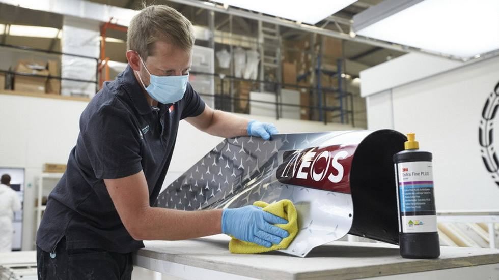 Un mecánico trabajando en la factoría de Brackley