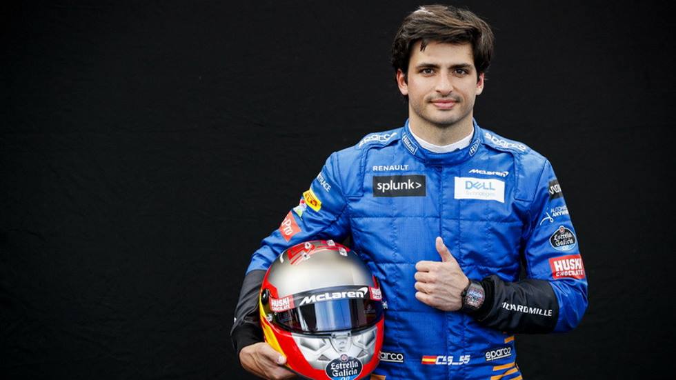 Carlos Sainz posando con su nuevo "uniforme" en el pasado GP de Australia