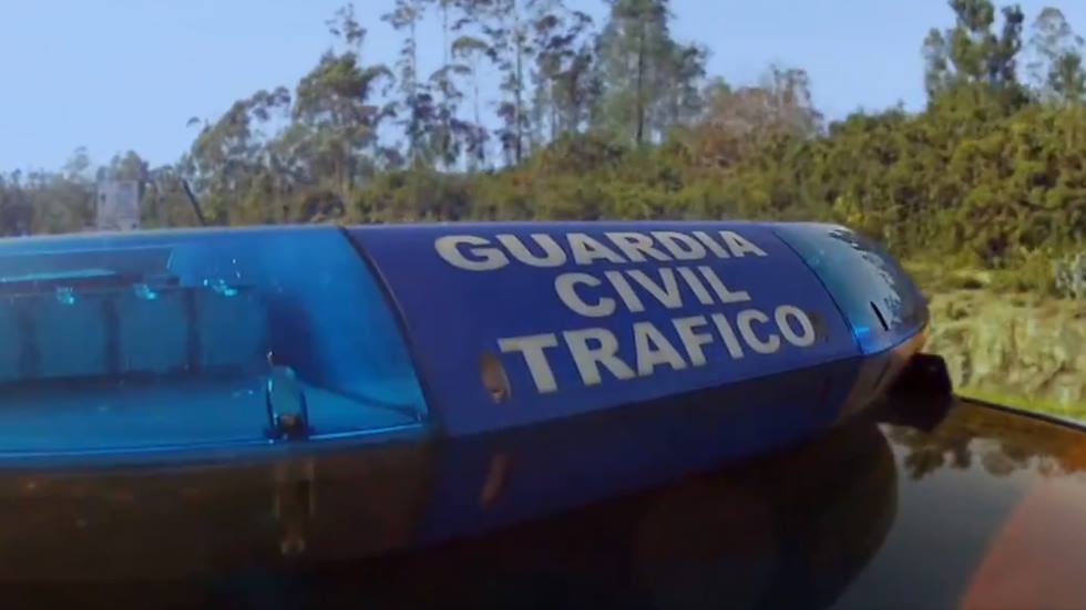 Cómo parar de forma correcta tu coche si te da el alto la Guardia Civil (Imagen: DGT y Guardia Civil)