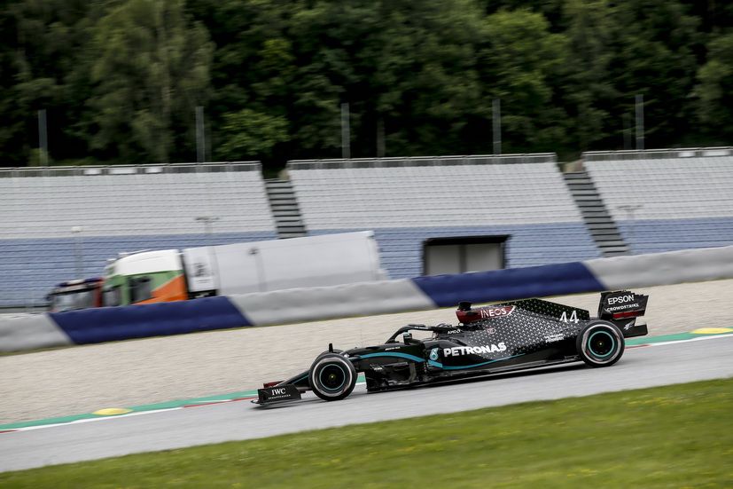 Hamilton en la pista con las gradas vacías al fondo