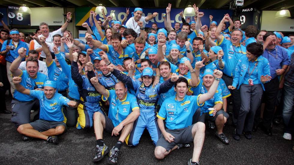 Los más veteranos de Renault ya disfrutaron con Fernando Alonso. Aquí celebrando el título de 2005