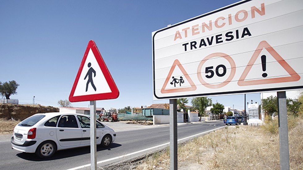 Límites de velocidad y normas de tráfico en travesías: ¿carretera o zona urbana?