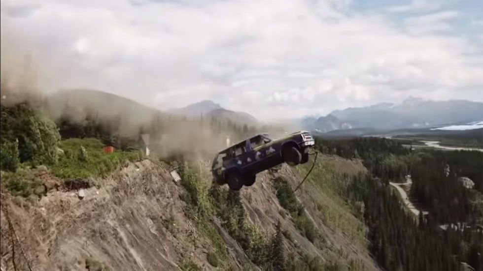 Lanzamiento de coches desde un acantilado: dónde tienen esta tradición (VÍDEO)