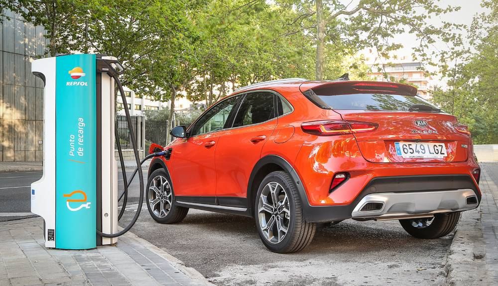 Kia XCeed híbrido enchufable en un puesto de carga
