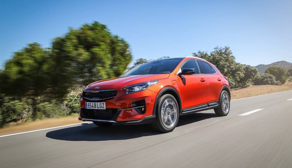 Kia XCeed híbrido enchufable rodando por carretera. Kia XCeed híbrido enchufable rodando por carretera.