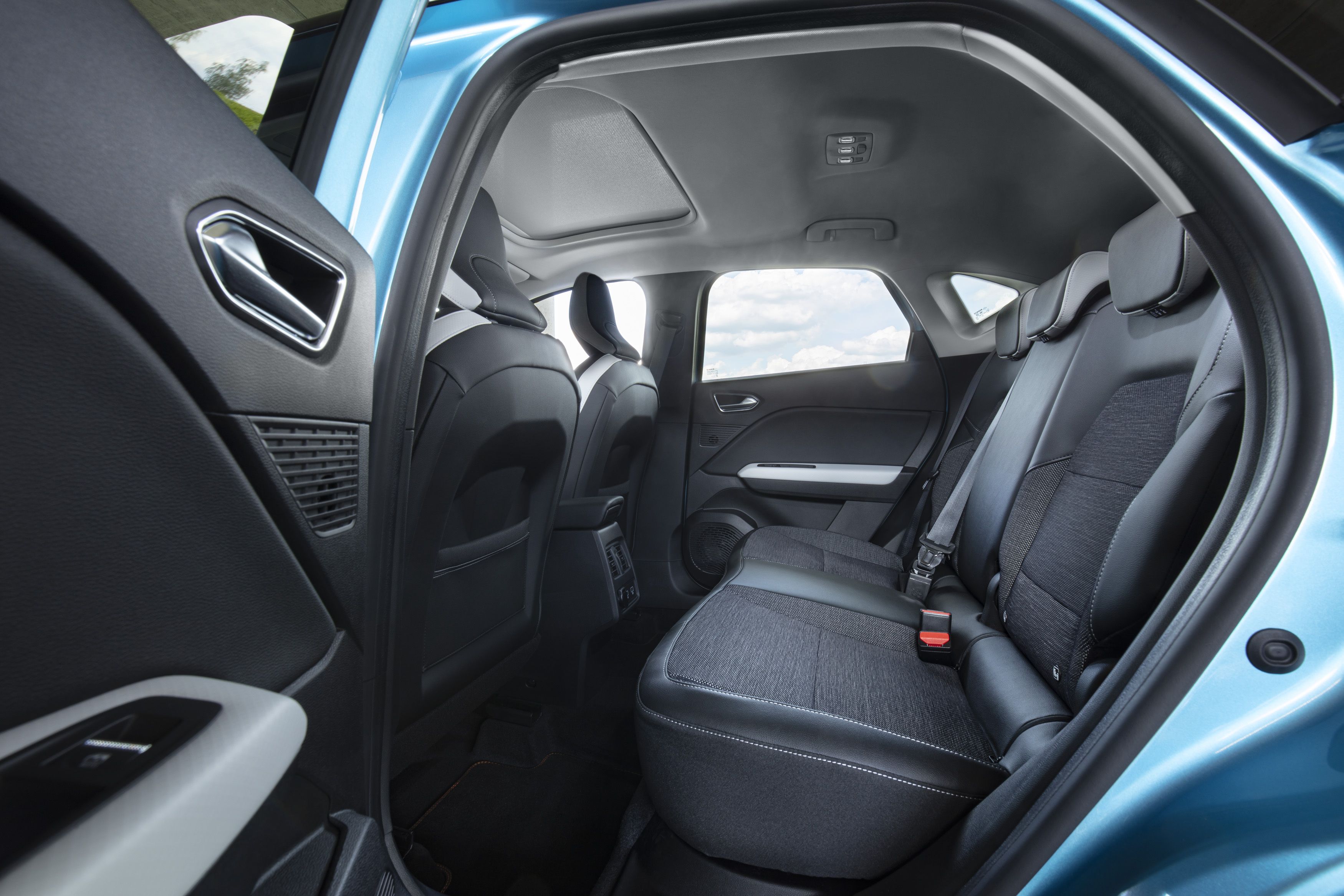 Correcta habitabilidad, buena modularidad. El Renault Captur E-Tech se adapta perfectamente a las necesidades de una pequeña familia
