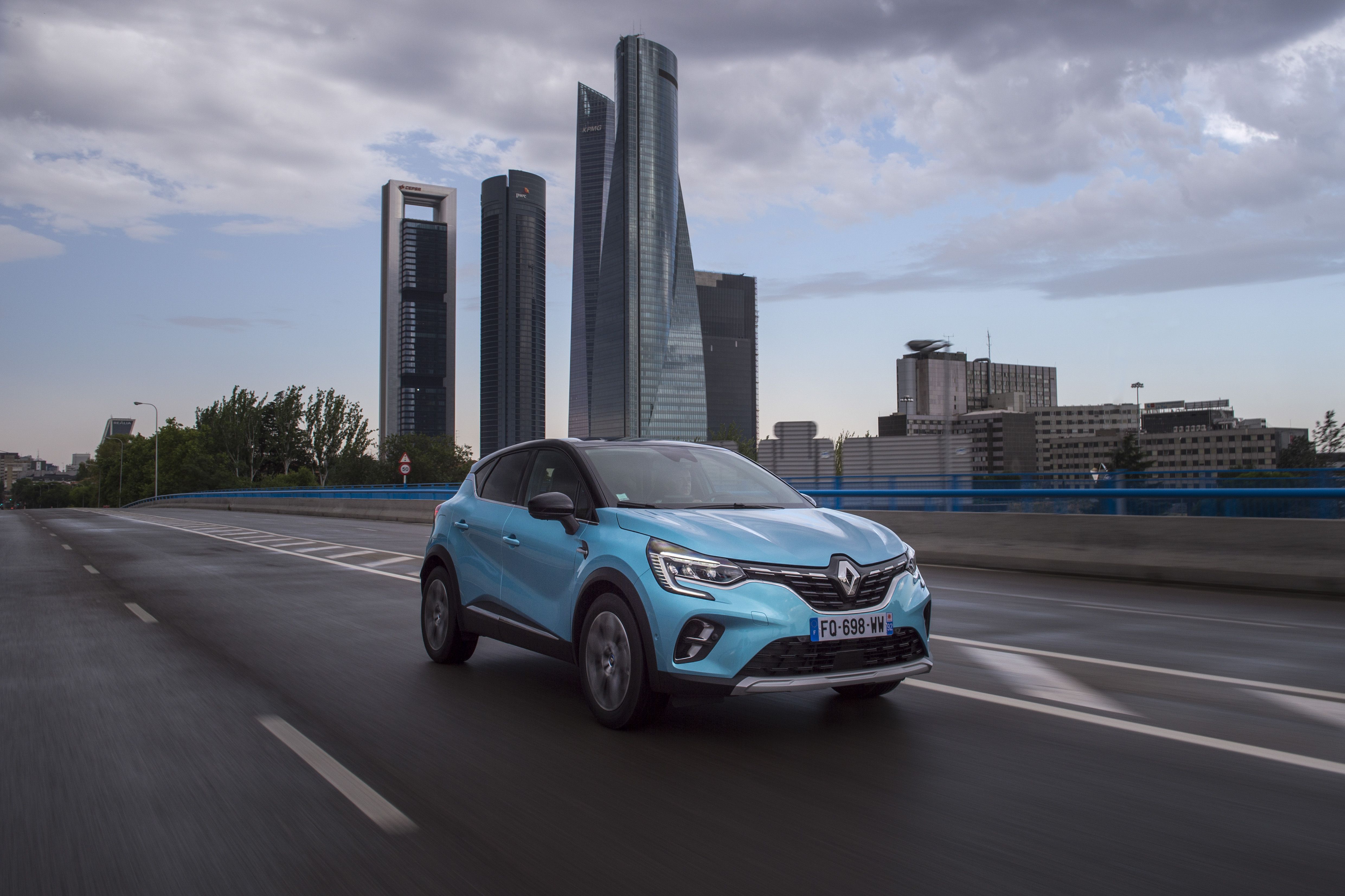El Renault Captur E-Tech sale a la venta en julio de 2020 en dos acabados: ZEN y S.L. Edition