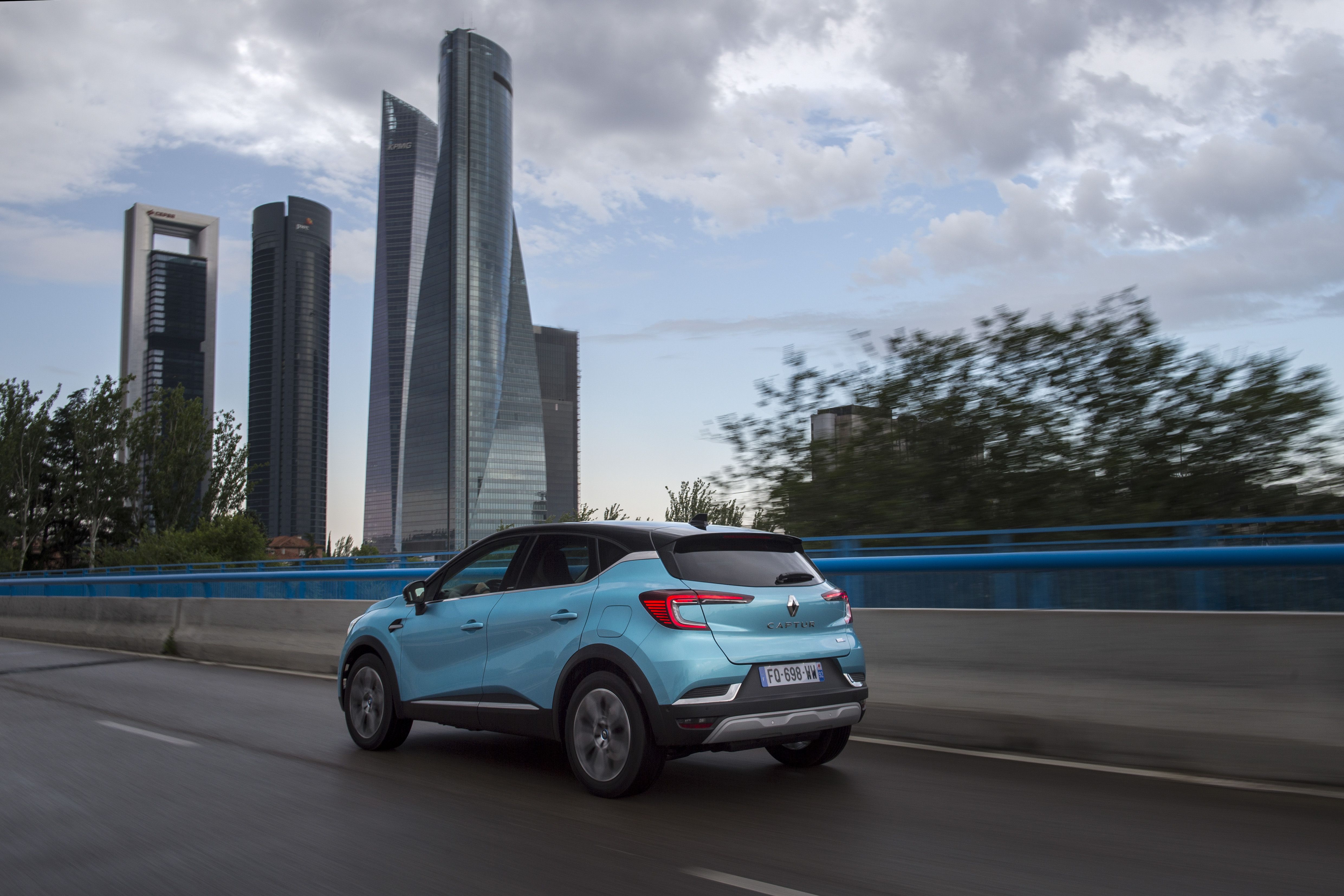 EficienEl Renault Captur E-Tech puede desplazarse hasta 65 km con electricidad en la ciudad. Fuera de ella, anuncia 50 km de autonomía eléctrica