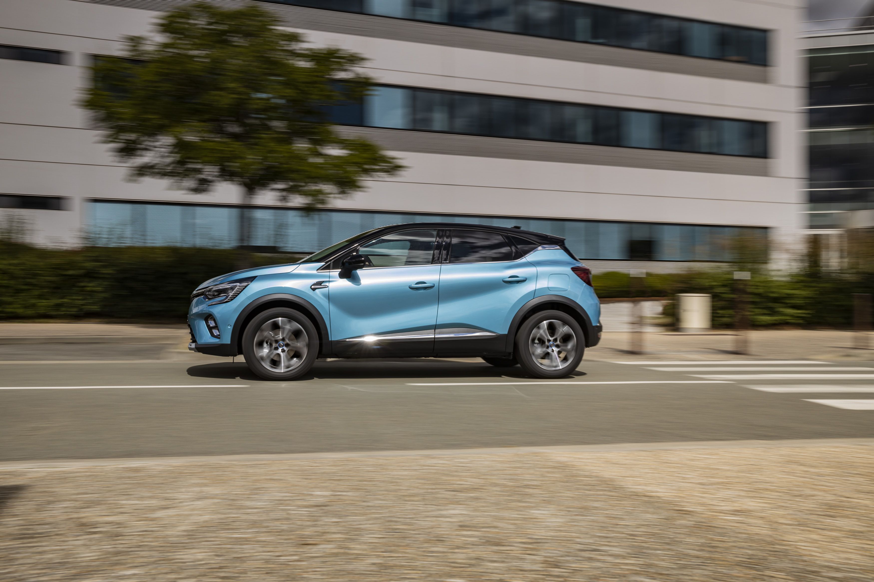 El Renault Captur E-Tech tiene un precio de venta de 31.024 € en su versión ZEN y de 32.306 € en el acabado S.L. Edition