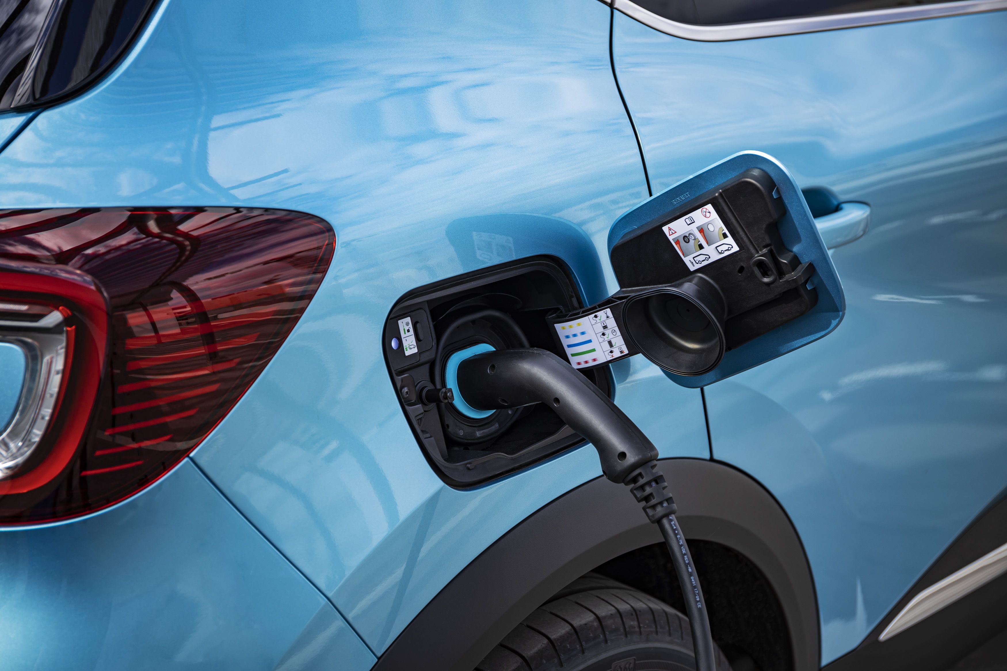 El Renault Captur E-Tech se puede cargar en tomas desde 220V hasta 7,4 kW, con tiempos de carga mínimos de 3 horas