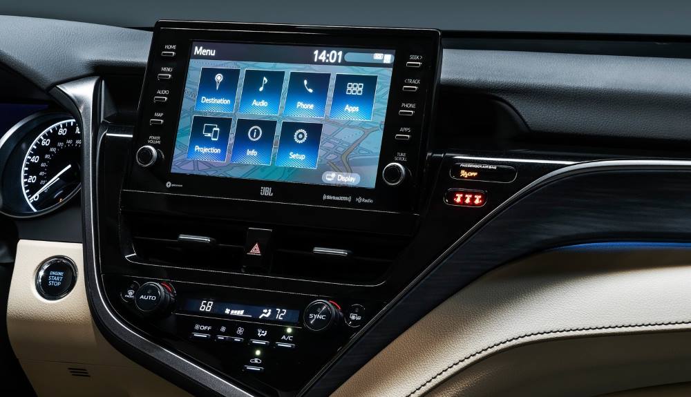 Detalle de la pantalla multimedia del Toyota Camry 2021