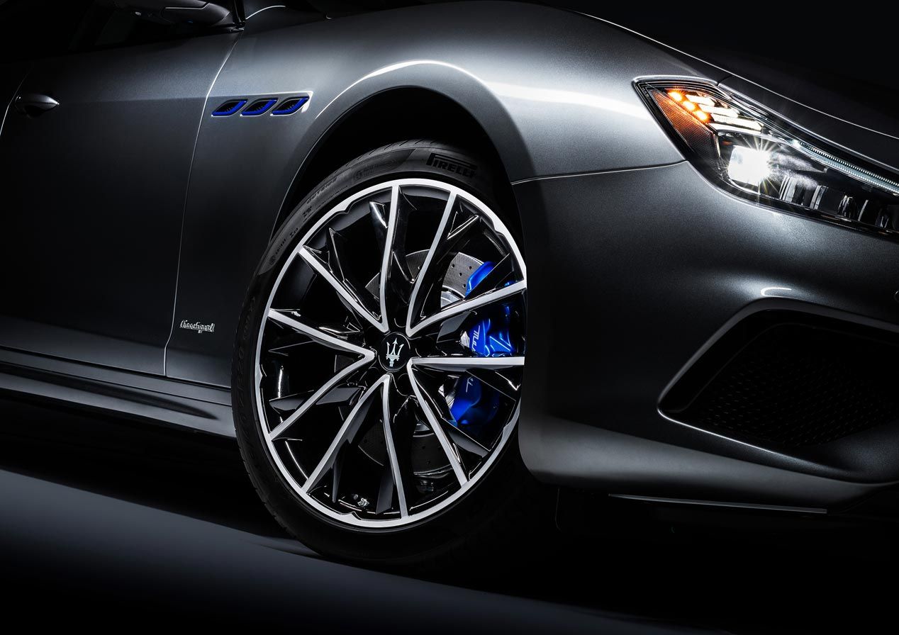Pinzas de color azul en el Maserati Ghibli Hybrid