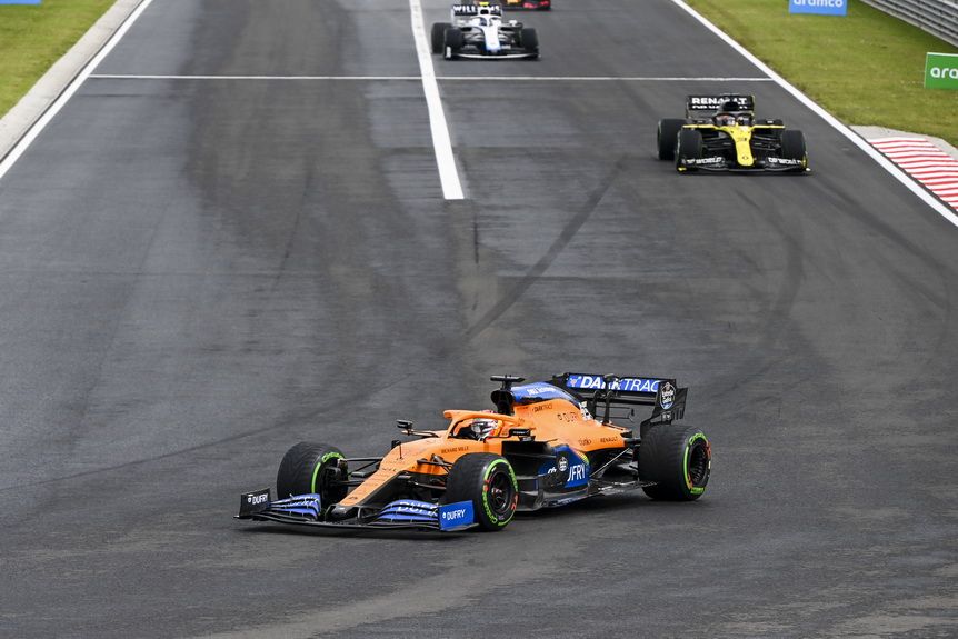 Carlos Sainz en carrera por delante de Ricciardo