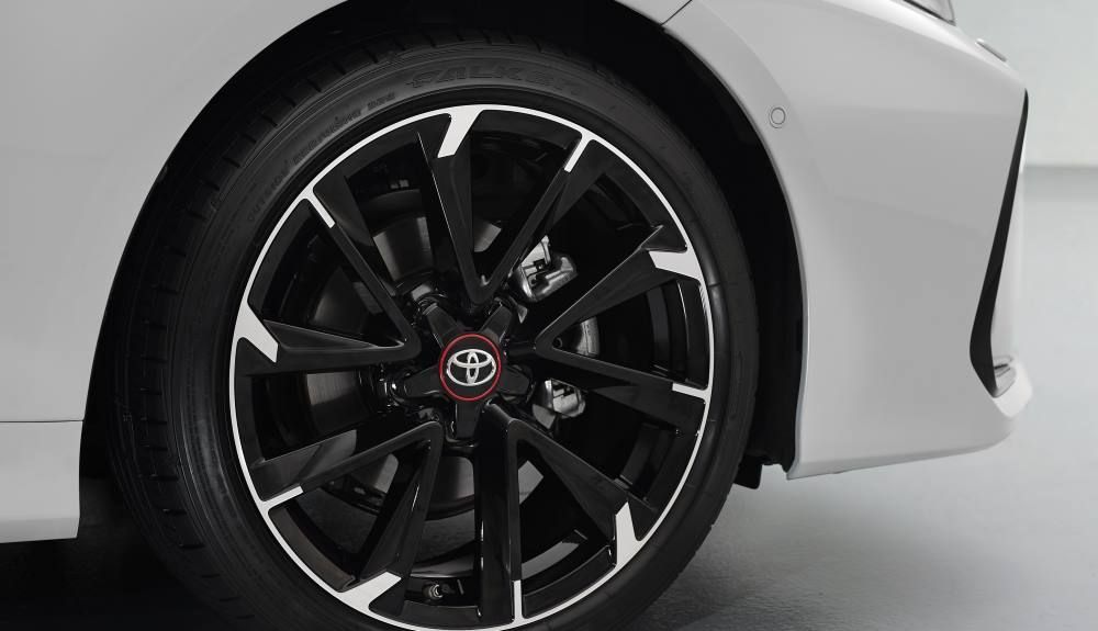 Una de las llantas del Toyota Corolla Sedán GR Sport