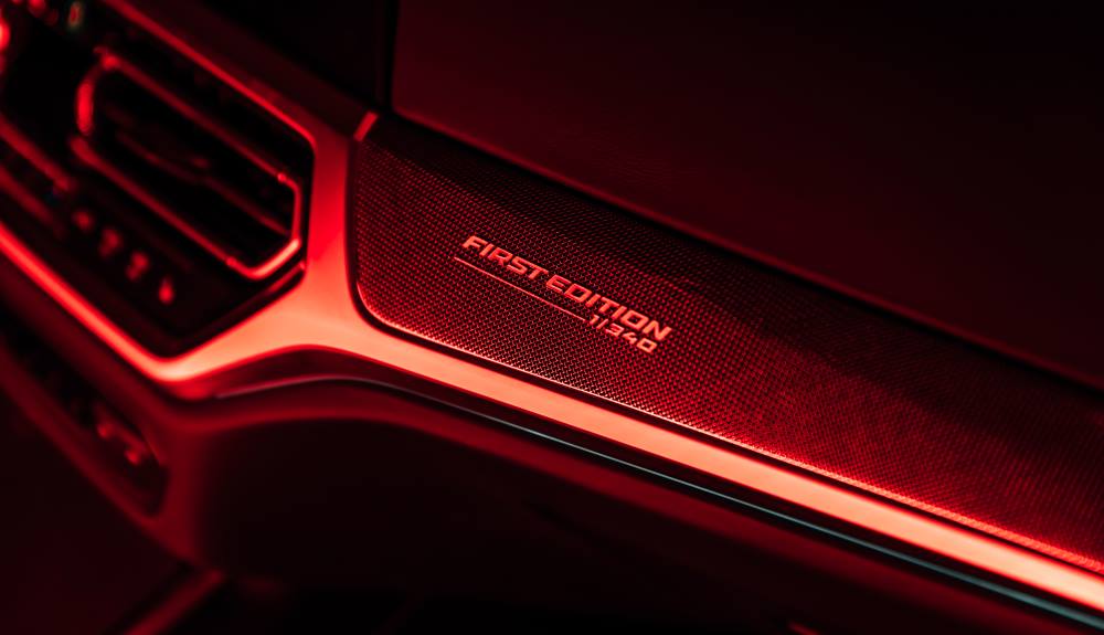 Emblema First Edition en el interior del BMW M340i xDrive Touring