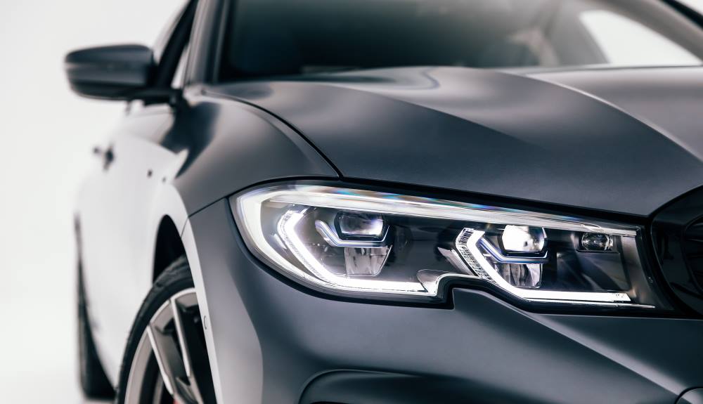 Los faros delanteros del nuevo BMW M340i xDrive Touring First Edition
