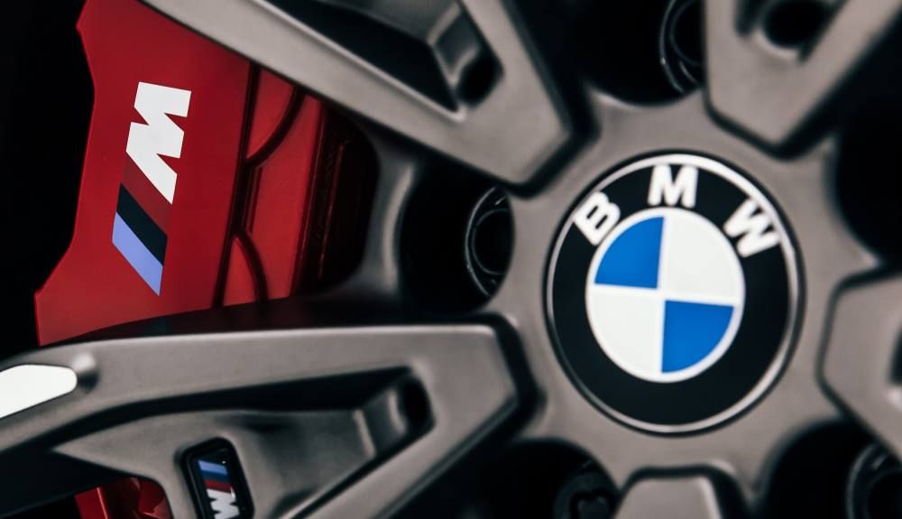 La llanta del BMW M340i xDrive Touring First Edition La llanta del BMW M340i xDrive Touring First Edition