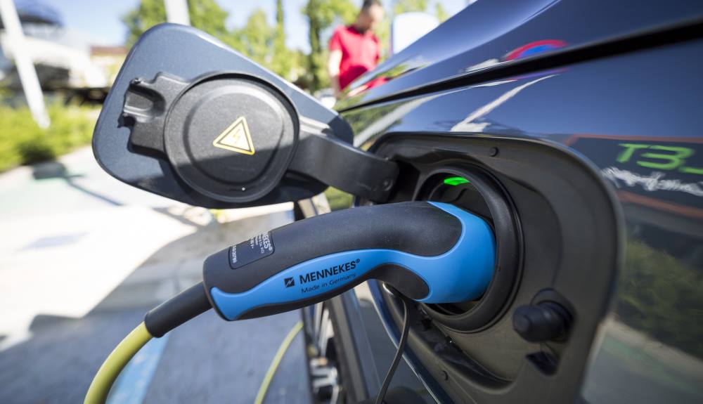 Detalle de la toma de carga en el Volvo XC40 T5 Recharge