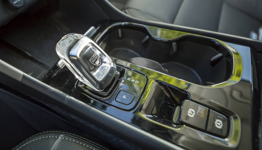 Selector de los modos de marcha y huecos portaobjetos en el Volvo XC40 T5 Recharge