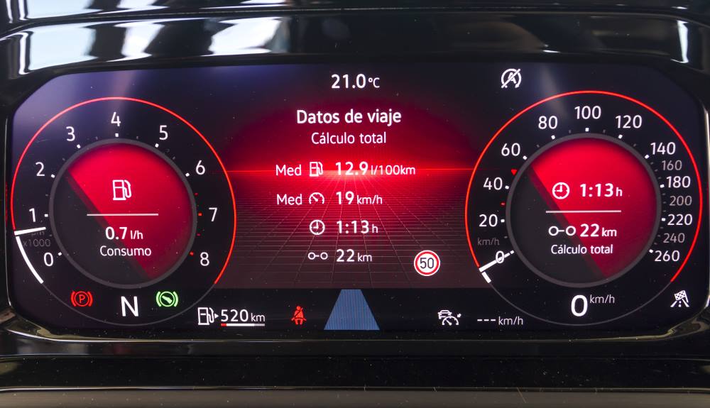 Instrumentación digital con fondo en rojo en el VW Golf 1.5 eTSI