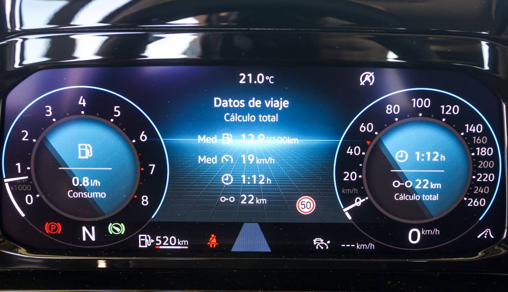 La instrumentación digital del Golf 1.5 eTSI mostrando datos del recorrido