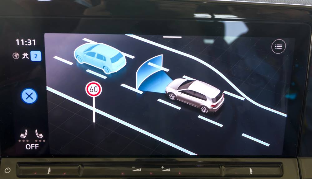 La pantalla multimedia mostrando uno de los sistemas de seguridad del Golf