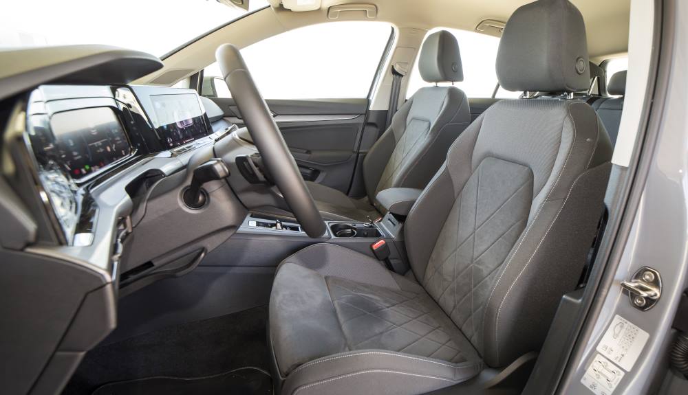 Los asientos delanteros del Golf 1.5 eTSI