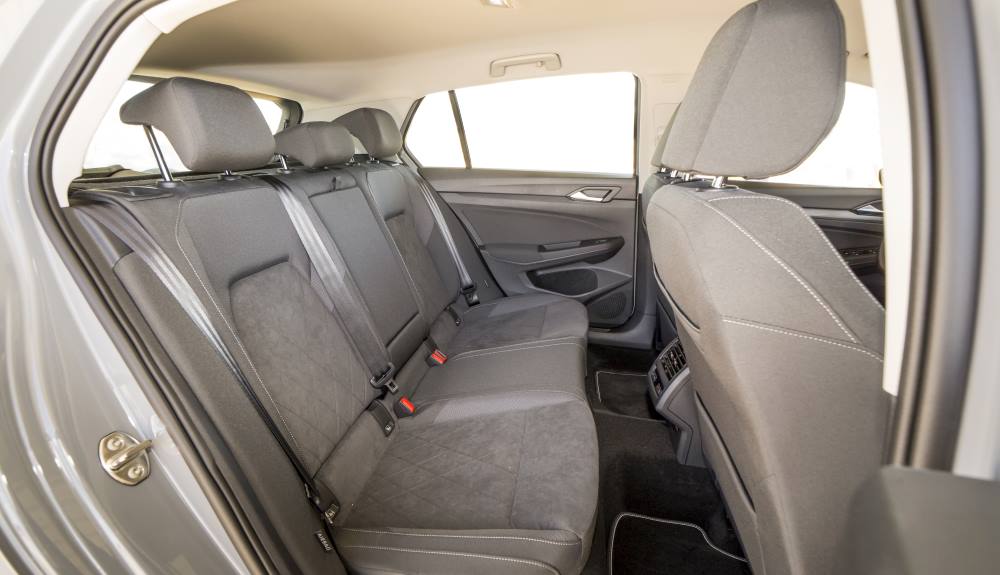 Los asientos traseros del Golf 1.5 eTSI