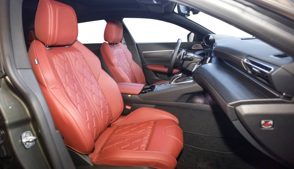 Asientos delanteros en el Peugeot 508 SW GT Hybrid