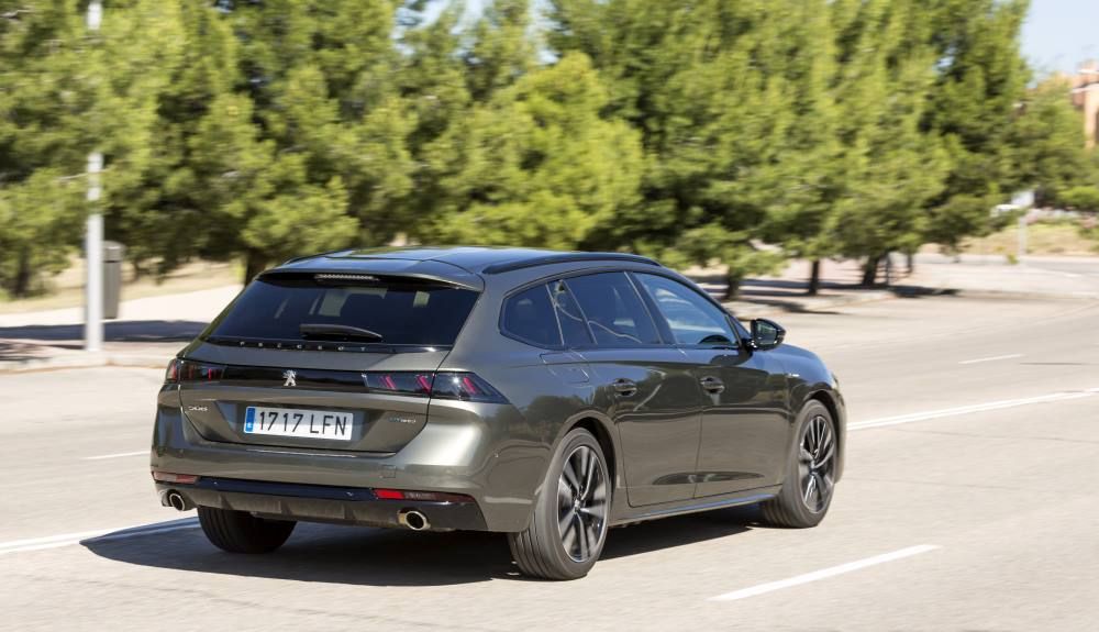 Vista posterior del Peugeot 508 SW GT Hybrid