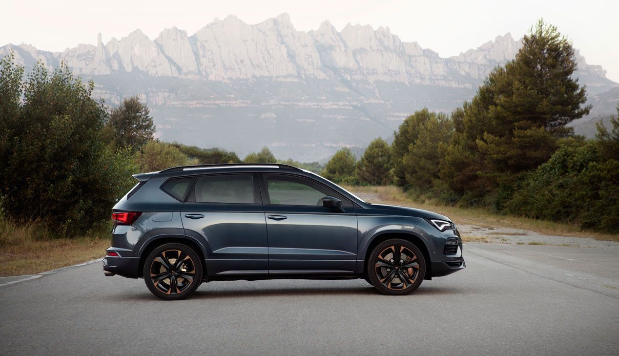 Las molduras laterales del Cupra Ateca 2020 están terminadas en aluminio oscuro