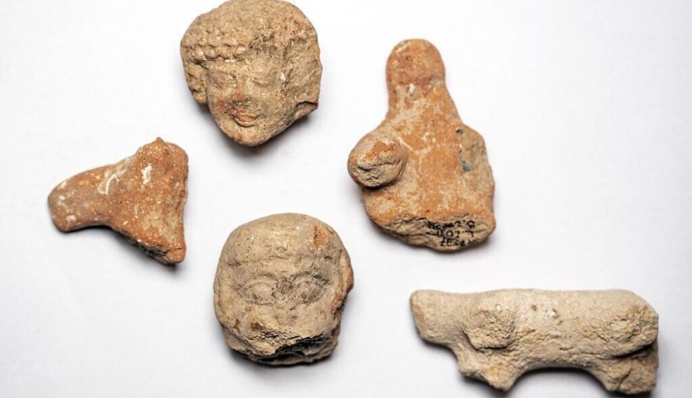 Figurillas de arcilla de mujeres y animales encontradas en el sitio de excavación de Arnona, Jerusalén. (Yaniv Berman, Autoridad de Antigüedades de Israel) Figurillas de arcilla de mujeres y animales encontradas en el sitio de excavación de Arnona, Jerusalén. (Yaniv Berman, Autoridad de Antigüedades de Israel)