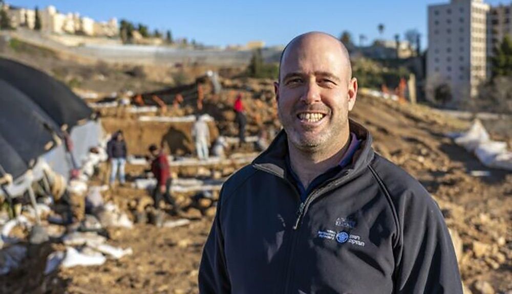 El arqueólogo de IAA, Neria Sapir, en el sitio de excavación de Arnona, Jerusalén, un centro administrativo de 2.700 años de antigüedad. (Yaniv Berman, Autoridad de Antigüedades de Israel) El arqueólogo de IAA, Neria Sapir, en el sitio de excavación de Arnona, Jerusalén, un centro administrativo de 2.700 años de antigüedad. (Yaniv Berman, Autoridad de Antigüedades de Israel)